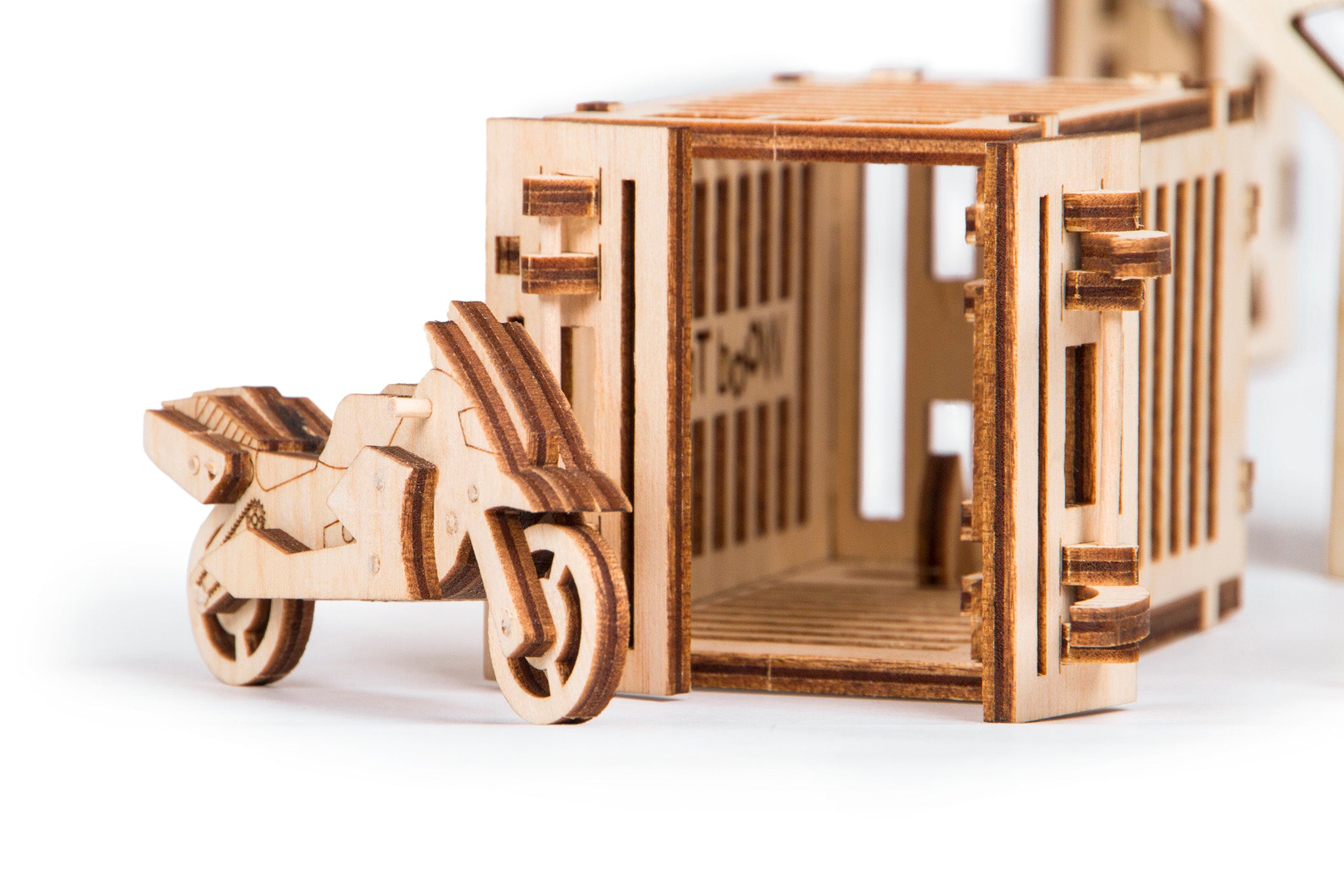 This cool 3d wooden mechanical model has a surprise in store.
